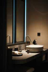 喺西安!!住到咗超chill嘅酒店 就喺西安回民街轉角位 鬧中取靜 水泥同原木嘅溫柔碰撞好鍾意呢