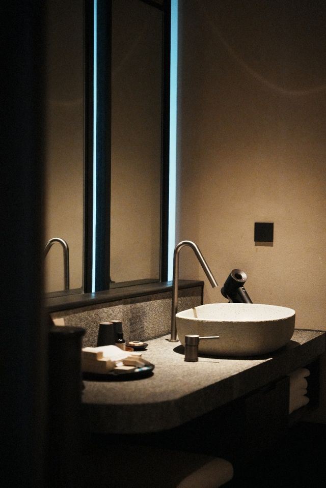 喺西安!!住到咗超chill嘅酒店 就喺西安回民街轉角位 鬧中取靜 水泥同原木嘅溫柔碰撞好鍾意呢 喺西安!!住到咗超chill嘅酒店 就喺西安回民街轉角位 鬧中取靜 水泥同原木嘅溫柔碰撞好鍾意呢