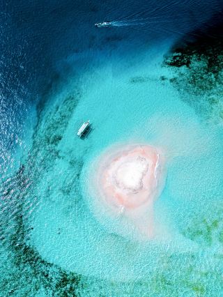 ガラスの海の中央にある夢のような小島、ロンボク島。この砂洲は本当に素晴らしいです。