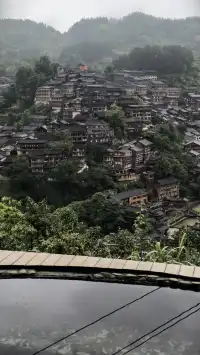live實拍煙雨繚繞的苗寨也太出片了
