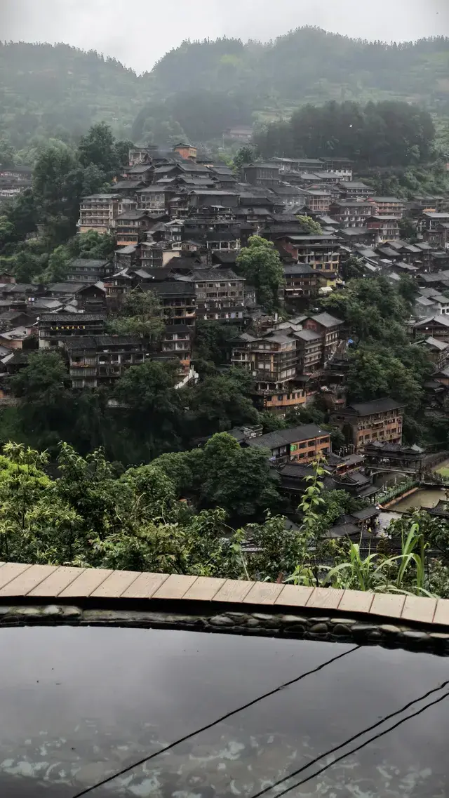 live實拍煙雨繚繞的苗寨也太出片了