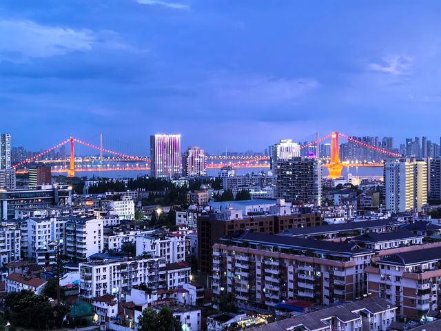 武漢夜遊黃鶴樓親測燈光秀美翻啦！