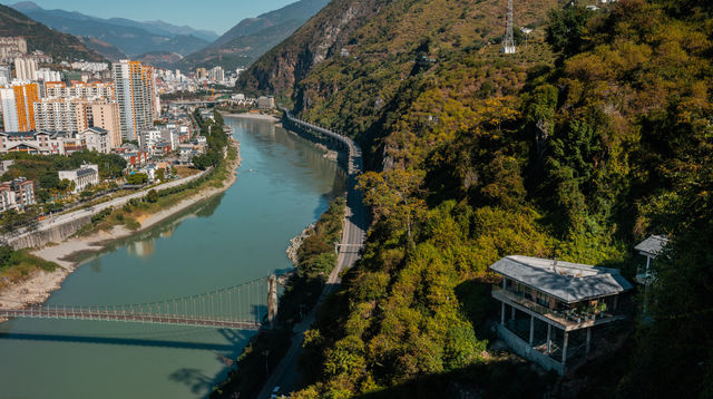 即將新開！推開窗就是高黎貢山！睡在怒江大峽谷懸崖上的酒店