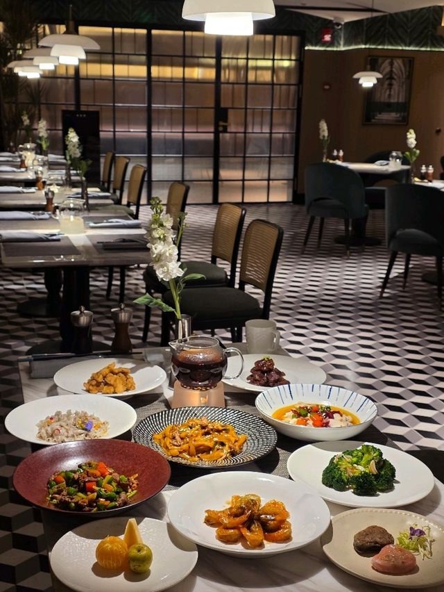 Отель с изысканным рестораном внутри. Отель с изысканным рестораном внутри.