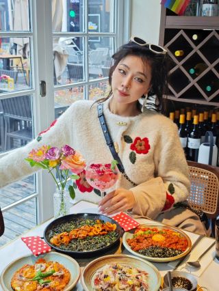 ทานอาหารและเครื่องดื่มในร้านอาหารเล็กๆ บรรยากาศสบายๆ ครับ เชิญทานอาหารเย็นด้วยครับ