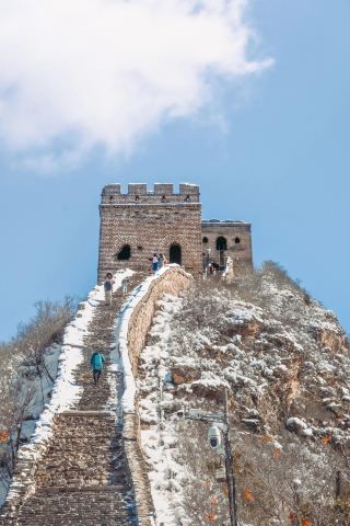 หิมะในฤดูใบไม้ผลิปกคลุมช่องเขาอันงดงาม! ทิวทัศน์อันน่าทึ่งของกำแพงเมืองจีนปาต้าหลิงผสานความโรแมนติกของจีนตอนเหนือเข้ากับฤดูใบไม้ผลิ