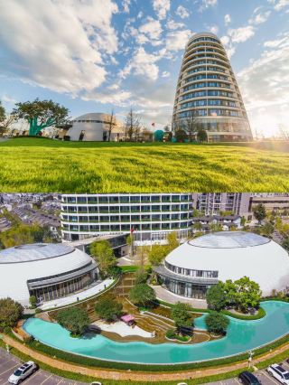 Top-tier Beauty · Five-Star Lakefront at a Glance · An Artistic Palace Amidst a Sea of Flowers