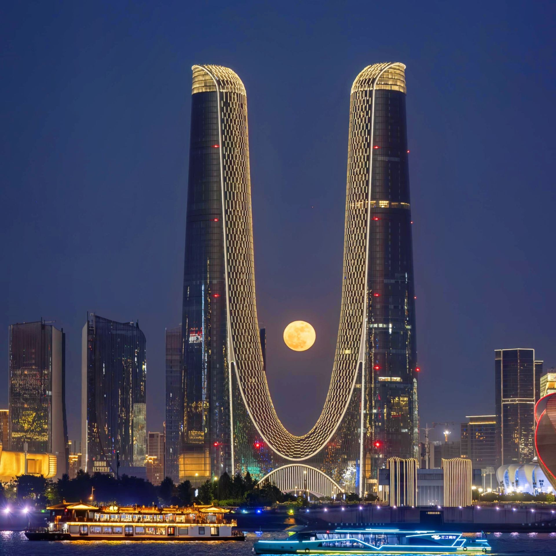  A hidden gem viewing platform in downtown Hangzhou!  
The super romantic city skyline paired with the 🌛 full moon night view makes every photo look like a magazine cover!

🗺️ Travel Route:  
📍 City Balcony (No. 1078 Zhijiang Road, Shangcheng District, Hangzhou, Zhejiang Province)  
Recommended route: Navigate directly from the subway exit to City Balcony, follow the signs on site~

🧳 Preparation:  
🌟 It’s recommended to arrive around 5 PM; wait until it’s completely dark to see the Twin Towers light up!  
🌟 Check Hangzhou’s weather forecast before coming; cloudy or clear skies will give you different photo styles~  
🌟 Night views are perfect for wearing dark-colored clothes to create a striking contrast with the Twin Towers~

💡 Tips for Visiting:  
1. Below City Balcony is the riverside, where the night breeze is very pleasant~  
2. The best photo spot is on the riverside steps, where you can sit or stand and enjoy a breathtaking panoramic city skyline!  
3. If you don’t want to walk far, you can also take photos under the Twin Towers, capturing both the towers and river view!  
4. After nightfall, river cruises pass by, creating a dreamy atmosphere~  
5. It gets chilly at night, so remember to bring a jacket!