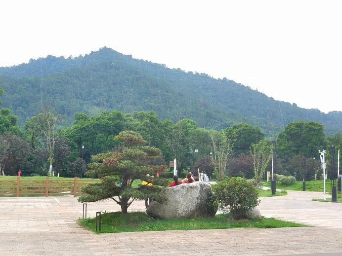 Escape the hustle and bustle and find your inner "secret haven". Guesthouse Name: Qingyuanli Secret Hot Spring Resort Guesthouse Address: Qingyuan Mountain Scenic Area Transportation: Distance