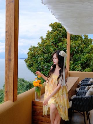 พักผ่อนเหนือหน้าผา ในวิลล่าส่วนตัวริมทะเลสาบเอ๋อไห่ 🌊