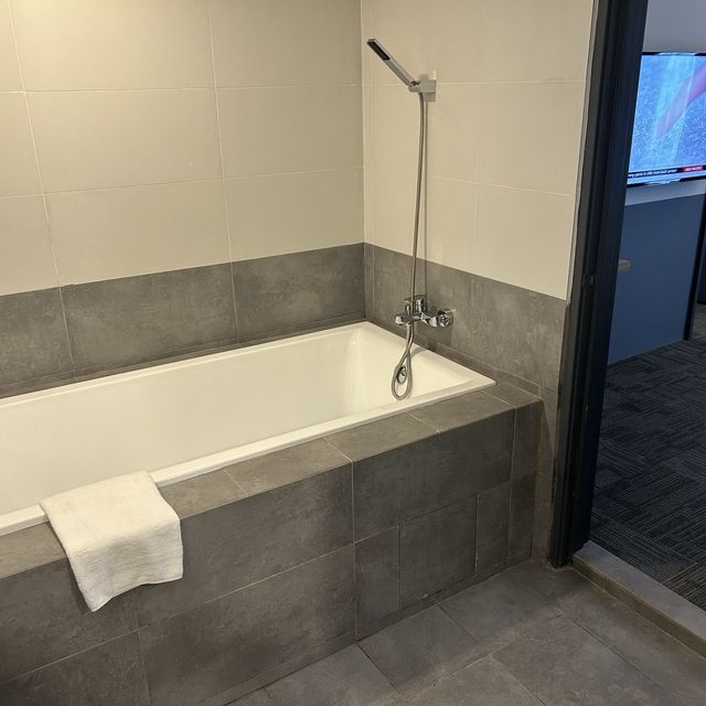 Clean and Super Spacious Hotel with Car Lift
