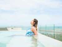นอนชิลดูอาทิ​ตย์ตกทะเลบนrooftopที่Crossvibepattaya