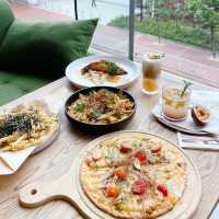【荃灣】人氣簡約木系CAFE 進駐荃灣 2,500呎超高樓底X落地大玻璃