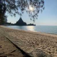 ชายหาดลับพัทยา ใกล้ปราสาทสัจจธรรม