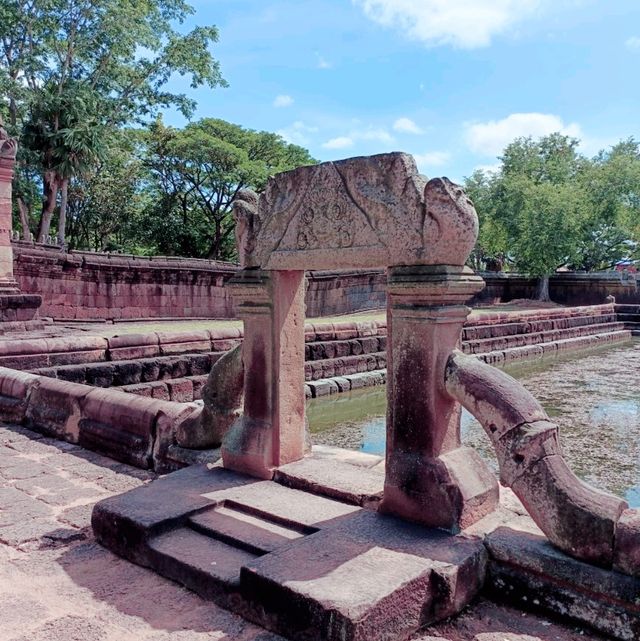 "ปราสาทเมืองต่ำ" ปราสาทหินถิ่นอีสานใต้