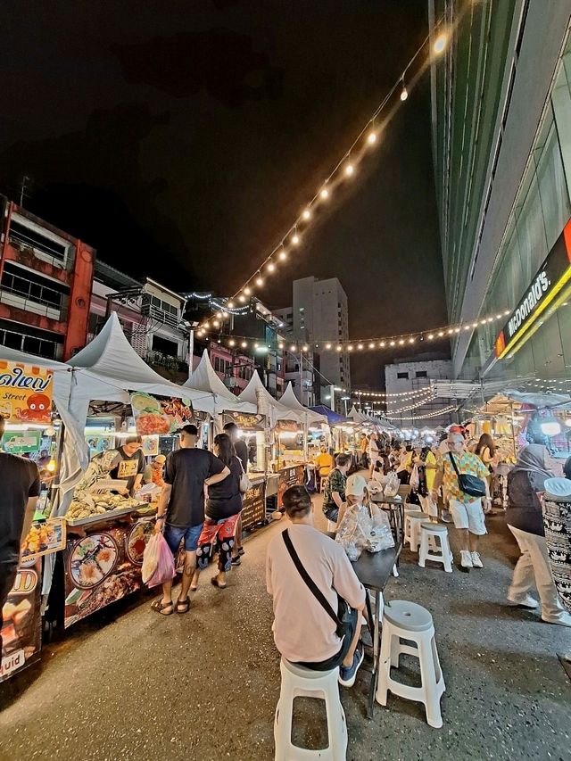 🦞 Exploring Lee Gardens Night Market!