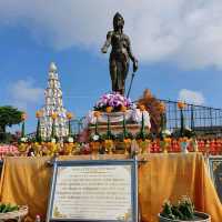 สักการะ อนุสาวรีย์ พระนางจามเทวี ณ เมืองลำพูน