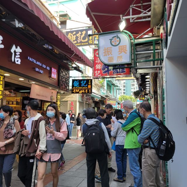 澳門氹仔的著名手信街｜官也街