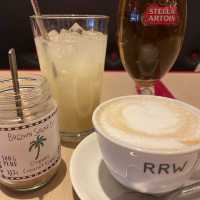 スカイツリーの下でゆっくりお茶を飲む