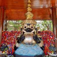 วัดสาขลา  ลอดใต้โบสถ์ เสริมความเป็นสิริมงคล