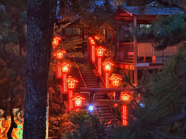 福岡・西公園。ライトアップが魅力の一つ『正一位中司孫太郎稲荷神社』