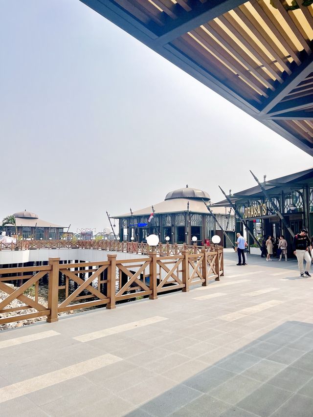 The 🌍’s First Over-Water Retail & Dining🛍️
