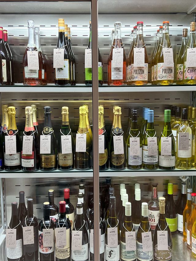 낮에는 카페, 밤엔 아늑한 와인바로 변신하는 비뉴🍷