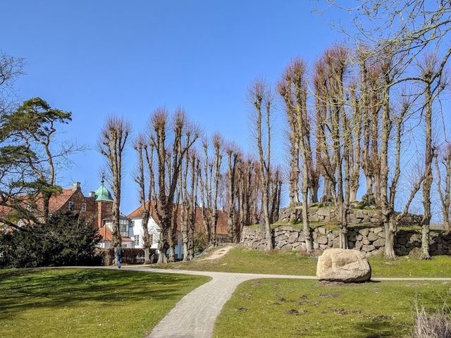 「2024奧登塞必遊景點！Hollufgård slotspark：藝術與自然的和諧之地」
