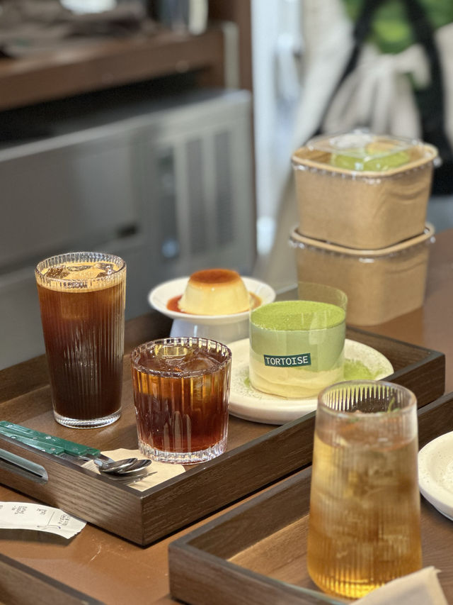 모던하고 감각적인 실내공간에서 🍮 귀여운 거북이를 닮은 디저트를 즐기실 수 있는 용산구 실내데이트 명소
