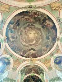 【瑞士】St. Gallen聖加侖修道院：瑞士最美的圖書館和巴洛克式大教堂 I 春天好去處