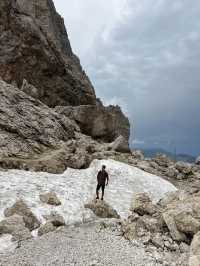 ฉากหลังคือเทือกเขา Dolomite ด้านหน้าคือเมือง