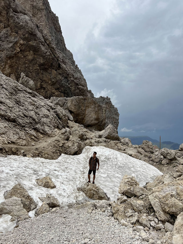 ฉากหลังคือเทือกเขา Dolomite ด้านหน้าคือเมือง