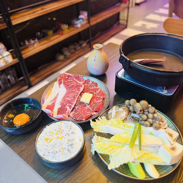 洋食商店：壽喜燒2人套餐，開心果雜莓芭菲