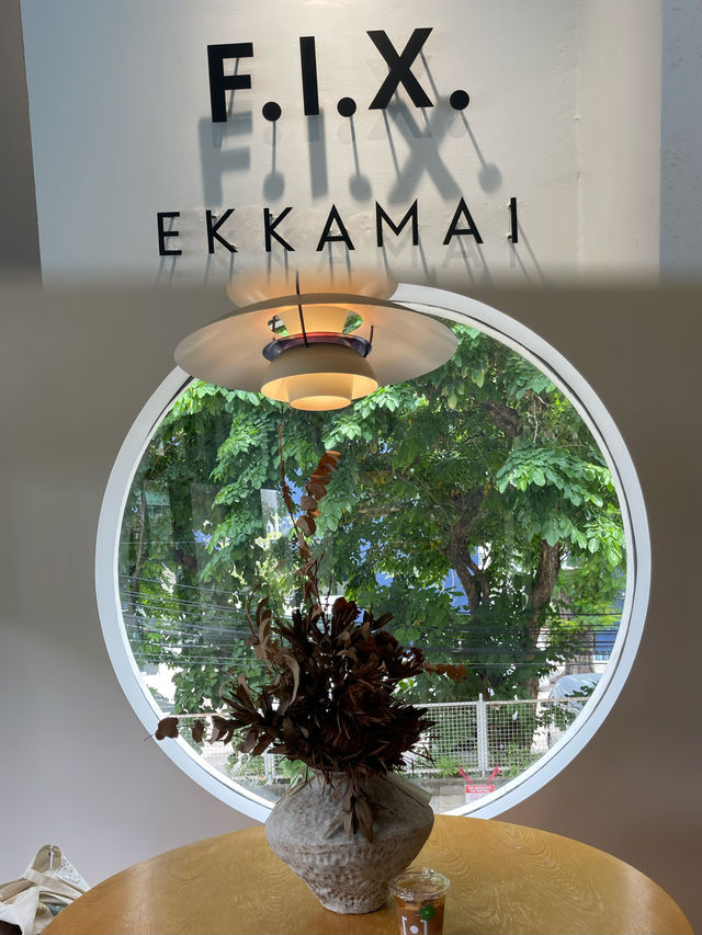 F.I.X. Ekkamai：品味咖啡與窗外風景
