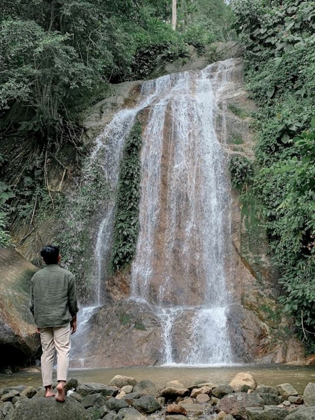 Tawan Ratsami ("Sunray") Waterfall