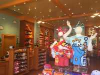 ร้านขายของ Elmo’s : Sesame Street Kid’s Store