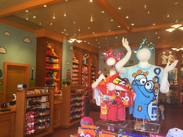 ร้านขายของ Elmo’s : Sesame Street Kid’s Store