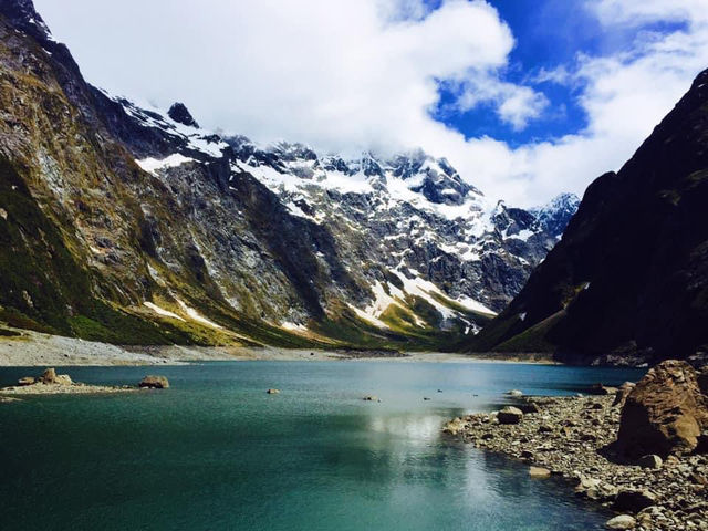 📍紐西蘭南島。米佛峽灣步道賞雪｜Lake Marian 