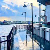 เดินเล่นเลียบสะพานแม่น้ำเจ้าพระยา