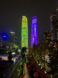 ตึกสูงทรงคู่🗼🗼จอ LED รอบตึกที่สวยและอลังการ