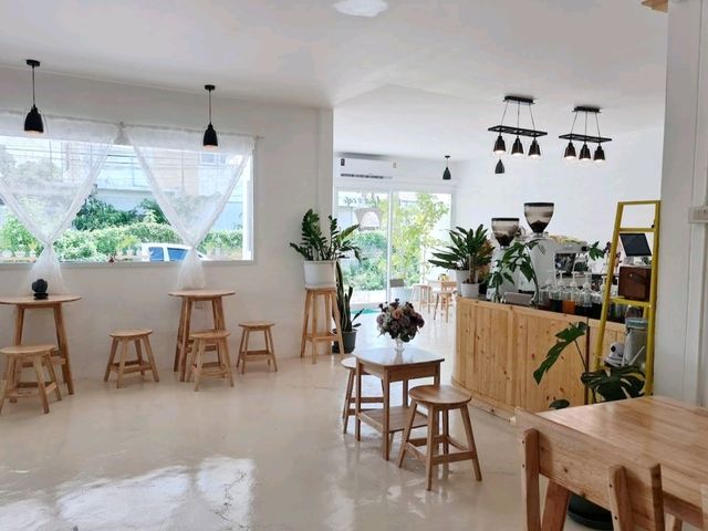 April's cafe & good day คาเฟ่เลี่ยงเมืองปากเกร็ด