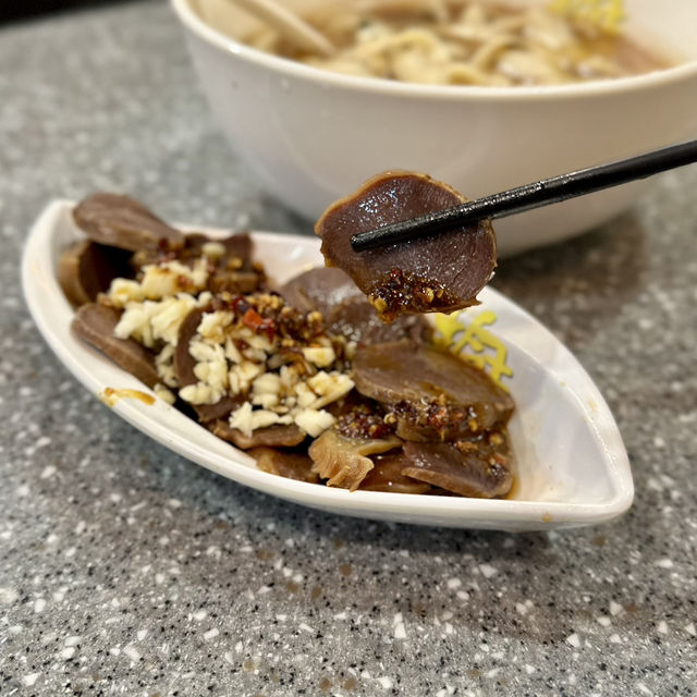 人手現削現煮．山西刀削麵