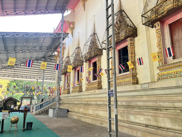 ชมพระพุทธรูปไม้แกะสลักปางไสยาสน์ วัดหนองไก่เถื่อน