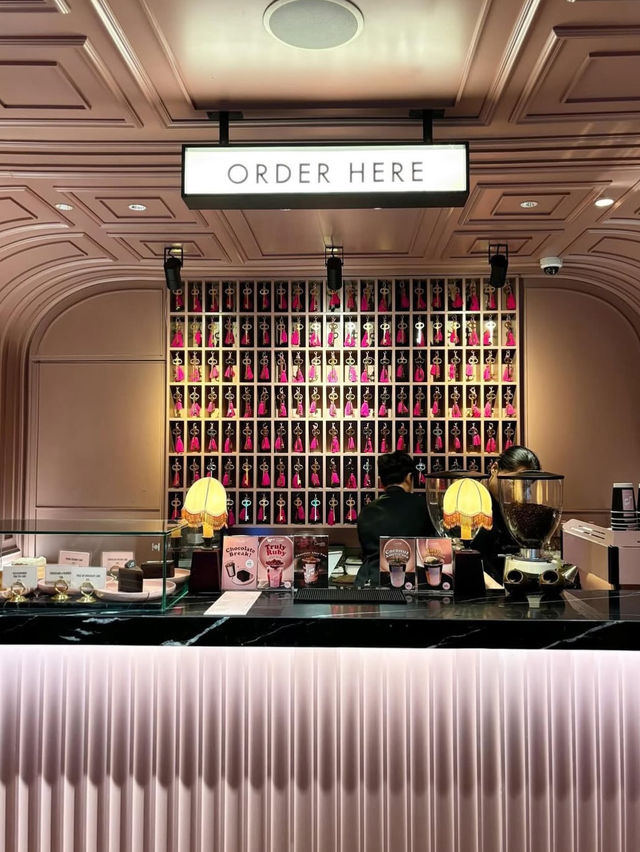 The Cassette Coffee Bar  คาเฟ่สีชมพู—ย่านสยาม 🌸☕️