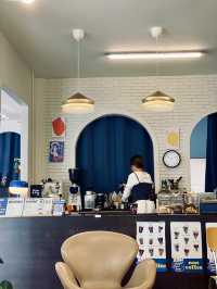 จิบกาแฟ พร้อมเล่นกับเจ้า 4 ขา ที่ Neighbor Dog