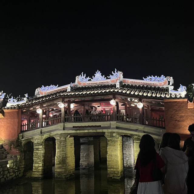 Stroll around the HoiAn ancient town and street shopping 