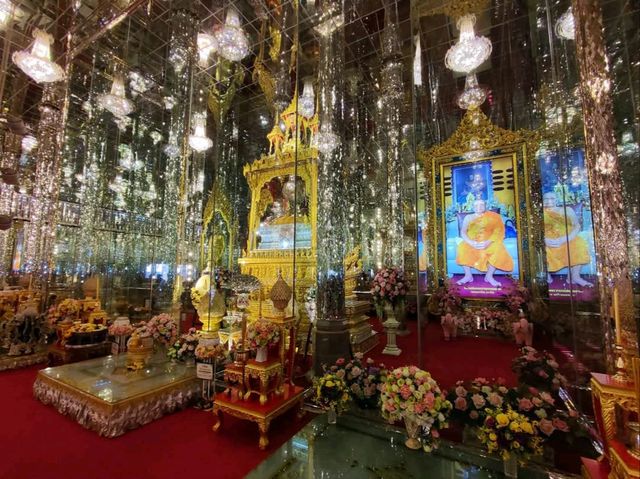 วัดหลวงพ่อฤาษีลิงดำ ชมวิหารแก้วอันงดงาม 