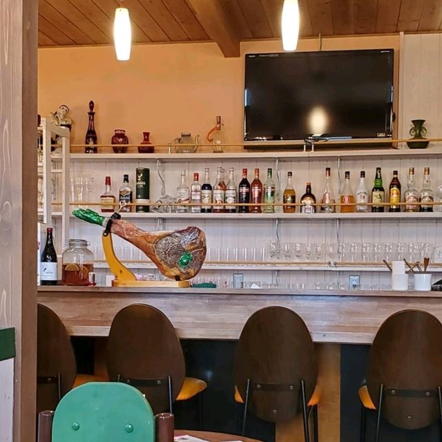 大きなスクリーンを見ながらスポーツバー使いも楽しい、大人が遊べるスペインバル
