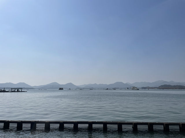 🏞️ **【杭州西湖與斷橋：詩意與浪漫的交匯】** 🌸  