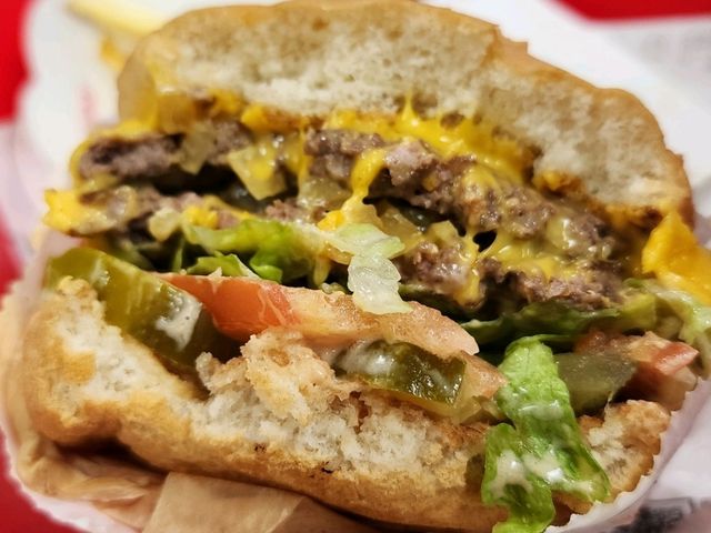 ロサンゼルスでハリウッドスターの足跡を辿る！ハリウッドウォークオブフェームと名物バーガー店In-N-Outをご紹介